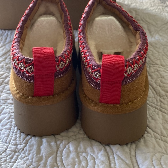 Cozy Tan Slip-On Shoes with Red Accents - Picture 3 of 6